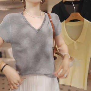 Áo Sweater Cổ V Đính Nút Màu Đơn