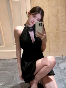 CHANGTONG | Đầm Dạ Hội Đen Cổ V Sâu Thêu Hoa Văn