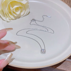 Elegant Square Sugar Necklace Titanium Steel No Fading Womens Accessible Luxury Niche Design Square Diamond Clavicle Chain Minimalist Necklace Accessories