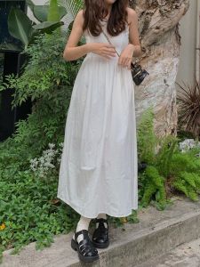 ชุดเดรสยาวคลุมเข่าแขนกุดสีขาวสไตล์เกาหลีเอวสูง กระโปรงทรงเอหลวมๆ สำหรับผู้หญิงวัย 18-24 ปี