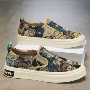 รองเท้าผ้าใบผู้ชาย 2025 ฤดูร้อนใหม่ระบายอากาศได้ดี รองเท้าลำลองพื้นนุ่มพิมพ์ลายผ้าใบ รองเท้าผู้ชายแบบสวมสบาย สไตล์ลำลอง