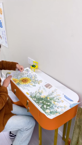 Decal trang trí tường - Bình hoa nở rộ cùng đàn bướm xinh