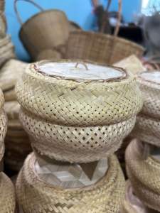 หวดนึ่งข้าว พร้อมฝาปิด มวยซิ่ง หวดจิ๋ว ที่นึ่งข้าวเหนียว ใช้นึ่งข้าวเหนียวในหม้อหุงข้าวไฟฟ้า งานจักรสารฝีมือคนไทย มีขนาด 5-7 นิ้วค่ะ