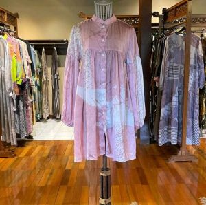 Delisha Tunik by Dian Pelangi LIMITED EDITION Blouse Baju Atasan Kemeja Blus Outfit Casual Formal Kerja Kantor Pesta Pernikahan Kondangan Lebaran Wanita Hijaber Cantik Anggun Modis Modern Elegan Mewah Model Korea Terbaru Motif Batik Abstrak Kekinian