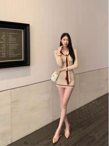 ชุดเดรสสั้นผู้หญิงทรงเข้ารูปสไตล์ใหม่ฤดูใบไม้ผลิและฤดูใบไม้ร่วงพร้อมโบว์ผูกเอวสีบล็อก เดรสผู้หญิงที่สวมใส่สบายและหรูหรา