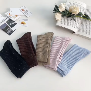 CEEKEY ถุงเท้า ถุงเท้าขนาดกลางสำหรับสุภาพสตรี ฤดูใบไม้ร่วงและฤดูหนาวผูกถุงเท้าเส้นด้ายสีสันสดใส ถุงเท้ายาวสำหรับฤดูใบไม้ผลิและฤดูร้อน