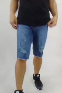 COMET 08 กางเกงยีนส์ขาสั้นผู้ชาย สไตล์เซ่อร์ ยาวเสมอเข่า แต่งขาด ปลายขาปล่อยรุ่ย (เป้าซิป) ผ้ายีนส์ยืดเกรดพรีเมี่ยม (ยีนส์ยืด) ฟอกสโนว์ ขัดด่าง แต่งขาด ปลายขาปล่อยรุ่ย มี 2 สี Snow Dark Snow Light ไซส์ "30-40"