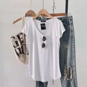 เสื้อยืดคอวีเล็กกุ๊นคอ แต่งกระเป๋าแหลม ผ้าเรย่อนเนื้อนิ่มเด้ง