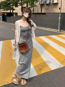 YUEZHONGWEI | เสื้อคาร์ดิแกนถักไหมน้ำแข็งคอวีสไตล์ฝรั่งเศสสำหรับผู้หญิงในช่วงฤดูร้อน เสื้อคลุมบางๆ ป้องกันแสงแดด เสื้อคลุมแบบเปิดคอวีแบบสั้น