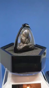 全功效泰国佛牌大名鼎鼎必打佛殿堂级名師大马僧王督拉惹銮菩孔非常精美掩面佛(又称拍必打佛)(请参阅以下关于大马僧王简介)已包好古典棕色防水壳Thai Amulet Super Famous Master Phra MakerMaster Monk Wat Bangsae(Kelantan)Tok Raja Lp Kron Phra Pidta(Closed Eye Buddha)Amulet.