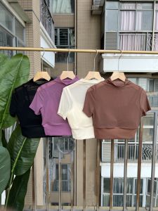 เสื้อยืดโยคะแขนสั้นผ้าตาข่ายแบบสวมใส่สบายสำหรับผู้หญิง ทรงสลิมฟิต ระบายอากาศได้ดี แห้งเร็ว ยืดหยุ่นสูง ชุดออกกำลังกาย