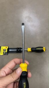 สแตนเลย์ ไขควงปากแบนด้ามยางปลายแม่เหล็ก STANLEY รุ่น STMT60822-8 ขนาด 5 มม. x 4 นิ้ว มีความแข็งแรง ทนทาน ด้ามจับกระชับ ไม่ลื่นหลุดมือง่าย ให้แรงขันเพิ่มขึ้น โดยไม่ต้องออกแรงเยอะ พร้อมส่ง