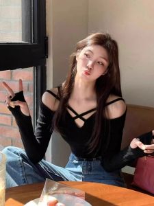 Áo Thun Nữ Tay Dài Cổ Chữ V Một Bên Vai Màu Đen Ngắn Mùa Thu Thiết Kế Áo Lót Gợi Cảm Thời Trang Cotton Thường Ngày