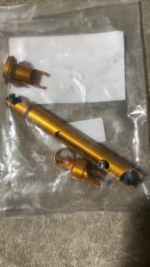 TY KHÓA NHÔM NẮP CAPO FORD FOCUS 2007-2008. MÁY 2.0