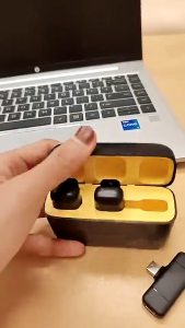 2025 ไมโครโฟนหนีบปกเสื้อไร้สาย เข้ากันได้กับโทรศัพท์ Android Apple พร้อมเคสชาร์จ Type-C อายุการใช้งาน 80 ชั่วโมง แนะนําสําหรับผู้ไลพ์สด ร้องเพลง ถ่ายทอดสด สัมภาษณ์ บันทึกภาพ มัลติฟังก์ชั่น ไมค์บลูทูธ Wireless Microphone