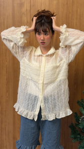 Aunchadabrand - Bittersweet blouse เสื้อเบลาส์ลูกไม้ซีทรูแขนยาว แต่งระบาย