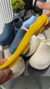 รองเท้าแบบสวมหัวโต Konnichiwa ใส่ได้ทั้งชายหญิง EVA รุ่น AKARI พื้นนิ่มใส่ทน พื้นถอนซักได้ ขนาด 35-45 มี 7 สีให้เลือก น้ำหนักเบา สะดวกสบาย ผลิตในประเทศไทย (L28)