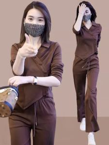 ชุดกีฬาสองชิ้นสำหรับผู้หญิง ฤดูใบไม้ผลิและฤดูใบไม้ร่วง ทรงหลวม ทรงไม่สมมาตร เอวสูง แขนยาว คอวี โพลีเอสเตอร์