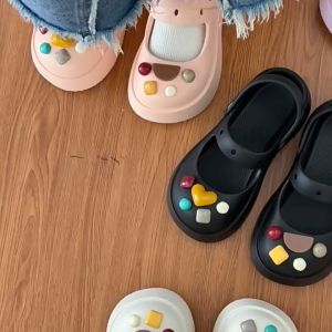 Tsion ขายดี🥇 รองเท้าแตะผู้หญิง รองเท้ารัดส้น 2023 รองเท้าหัวโตน่ารักมาก  สีสันโดนใจ ใส่สบายยยยยยย มีตัวติดน่ารักเวอร์ รองเท้าพื้นนิ่มใส่สบาย ห้ามพลาดนะจ้ะ ✨