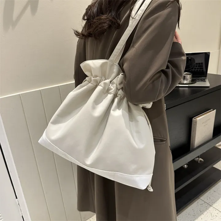 Plain%20Simple%20Drawstring%20Shoulder%20Bag%20-%20Image%204