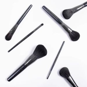 Ivan Gunawan Cosmetics Aplikator Lipstick Brush Dengan Desain Khusus & Presisi Untuk Menyempurnakan Riasan Wajah