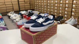 รองเท้า Vans Knu Skool สีกรมขาว เป็นวานซ์กำมะหยี ราคาถ่ายจากสินค้าจริง การเปรียบเทียบราคา รูปแบบที่น่าสนใจ สำหรับคุณภาพ