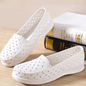 รองเท้าแตะพลาสติกแบบมีรูสำหรับผู้หญิงในช่วงฤดูร้อนปี 2023 รองเท้าแตะชายหาดแบบสวมสบาย พื้นนุ่ม ป้องกันการลื่น ส้นแบน ทรงหัวมน รองเท้าแบบสวมสำหรับใส่ไปเที่ยวชายหาด