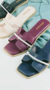 Sendal casual cewe teplek sendal kekinian wanita sendal slop empuk sendal flat tali permata terbaru