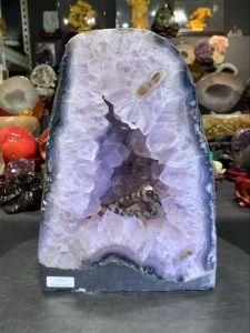 ready stock in jb direct salemini amethyst crystal geode #johorbahru #crystal 五行金💯天然紫晶洞 玛瑙+绿幽灵+方解石花边✅ 右侧顶部独特玛瑙眼👁️  紫晶体透亮带有黑碧玺+钛晶共生👍   高height: 27cm  宽width: 19cm x 15cm  洞深hole: 5.5cm  重weight: 10.6kg  📍Johor Bahru 区可自行取货或邮寄服务