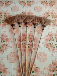 ไม้กวาดขัดห้องน้ำ ไม้กวาดขัดพื้น ทำจากปลายอ่อนทางมะพร้าว