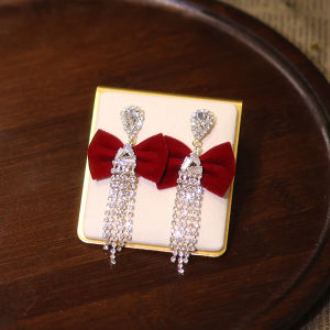 คลิปผมโบว์ผีเสื้อชุดเจ้าสาวสไตล์จีน 2024 ทรงหางม้าสีแดง ตกแต่งด้วยขนตุ๊กตาผีเสื้อ คลิปผมสไตล์เกาหลี ไม่ต้องรับประทาน