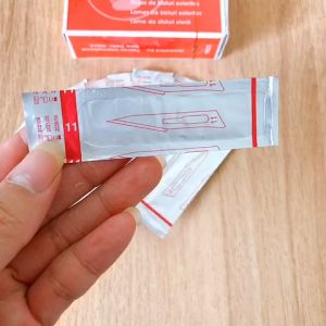 Hộp 100 dao nặn mụn số 11