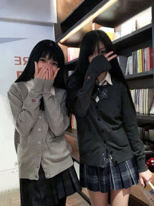 เสื้อคาร์ดิแกนถักสีเทาเข้มหลวมๆ พร้อมเสื้อสเวตเตอร์ปักลาย แจ็คเก็ตสีเทาเข้ม แจ็คเก็ตสเวตเตอร์สไตล์ญี่ปุ่น สไตล์นักศึกษา ฤดูใบไม้ร่วง 2024