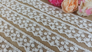 Charlie fabric ลูกไม้ผ้าโปร่งปักดอกกุหลาบเล็กสีขาว ขนาดความกว้าง 3.5 ซม. ลูกไม้คุณภาพดี สีสวย ใช้ตกแต่งงานผ้า งานDIY