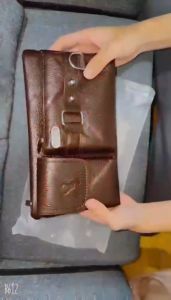 Tas Selempang Dada Kulit Pria Dewasa Keren Terbaru 2023 - Waterproof - Tas Slempangan Cwok Distro Import - Desain Elegan - 4 Resleting - Lubang Tali Handsfree - Pocket Depan - Ukuran 26x15x4cm (Leather PU)