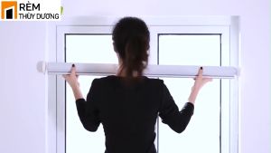 RÈM CUỐN KHÔNG KHOAN MỚI CẢI THIỆN ĐỘ HỞ VẢI 2 BÊN vải dày 0.35mm loại 1 cản sáng 100%