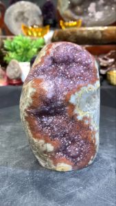 🇲🇾ready stockin malaysia natural color 100%🔮天然紫晶镇 紫红色❤️ 艳丽的红幽灵边非常出色 紫晶体爆花 原矿玄武岩 raw and natural strone from mother natural高(Height): 14cm  宽(Width): 8x9.5cm  重(Weight): 1.5kg