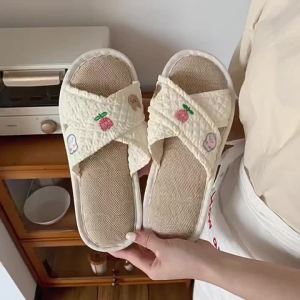 WY-XIXITIAO รองเท้าแตะผู้หญิงทำจากผ้าลินินลายดอกไม้น่ารักสำหรับฤดูใบไม้ร่วงรองเท้าแตะใส่ในบ้านใส่สบายใช้ได้ทุกฤดูใส่อยู่บ้านห้องนอน