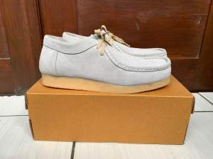 Sepatu sneakers pria chunky kulit suede wallabee moc abu crepe outsole