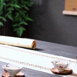 ห้องนั่งเล่นสไตล์เอเชียตะวันออกเฉียงใต้โต๊ะกาแฟขนมขบเคี้ยววางถาดผลไม้แห้งตู้โชว์ขนมขบเคี้ยวกล่องเก็บถาดถั่วแบบพกพาตะกร้าหมากรุกกล่องเก็บขนม