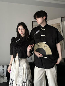 ชุดเสื้อผ้าสไตล์จีนใหม่สำหรับฤดูร้อน เสื้อแขนสั้นปักลาย กระโปรงม้า กระดุมแบบหมุน ชุดคู่ เสื้อผ้าผู้ชาย ผ้าฝ้าย คอกลม