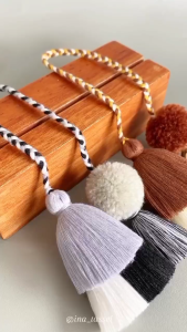 GANTUNGAN TASSEL KEPANG 2 SUSUN MIX + POM-POM AKSESORIS GANTUNGAN TAS BAJU KUNCI ( 1 PCS )