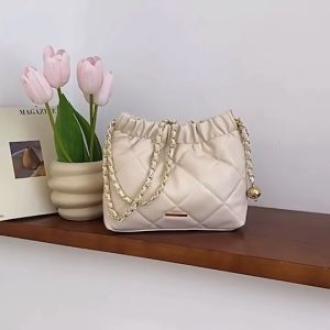 Chaichaishop💥 𝐏𝐫𝐢𝐲𝐚 𝐁𝐚𝐠 กระเป๋าสะพายไหล่ โซ่ทอง✨ สวยหรู หนัง Pu พรีเมี่ยม จุของได้เยอะมาก แมทช์ง่าย เบา มี 2 สี