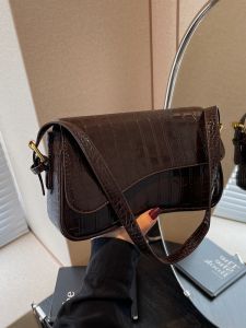 กระเป๋าสะพายข้างแบบสะพายข้างทรงสี่เหลี่ยมเล็ก สไตล์เกาหลี วัสดุ PU ขนาดกลาง กระเป๋าสะพายข้างผู้หญิงสุดเทรนด์