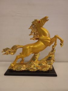 ม้าทองมงคลติดฐานขนาดสูง17ซม.กว้าง16ซม.