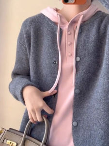เสื้อสเวตเตอร์คอกลมแขนยาวทรงหลวมสไตล์ลำลองสำหรับผู้หญิง ฤดูใบไม้ร่วง 2025 เสื้อคลุมกันหนาวแบบมีฮู้ดสีพื้น ดีไซน์กระดุม แฟชั่นใหม่