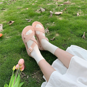 รองเท้าแตะสายไขว้เส้นเล็กสำหรับผู้หญิง INS รองเท้าพื้นเรียบสไตล์นางฟ้าแฟชั่นแมทช์ลุคง่ายสำหรับนักเรียนแบบใหม่ปี2020รองเท้าโรมันใส่ไปชายหาด