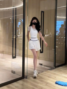 ชุดโยคะสีขาว ชุดวิ่งออกกำลังกาย ชุดโยคะฤดูร้อนใหม่ เสื้อยืดรู้สึกเปลือย กางเกงขาสั้นหลวม ชุดสองชิ้น ผ้าไหมน้ำแข็งแห้งเร็วระบายอากาศได้ดี