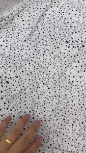 1 Mét Vải Thun Cát Hàn Moss Crepe Nền Trắng Chấm Bi Đen To Nhỏ Khổ 1m6 Hàng Công Ty