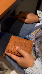 Dompet Kecil Wanita: Pilihan Terbaik untuk Stylish & Praktis